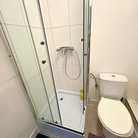 Low Cost Apartments And Hostel With Free Parking