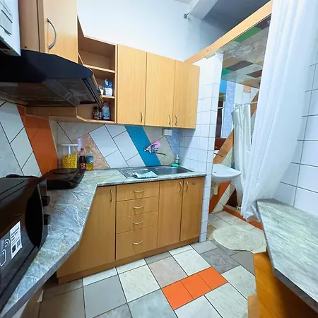 Low Cost Apartments And Hostel With Free Parking *