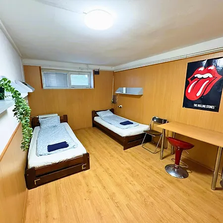 Hostel Low Cost Apartments And Hostel With Free Parking *