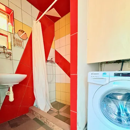 Low Cost Apartments And Hostel With Free Parking