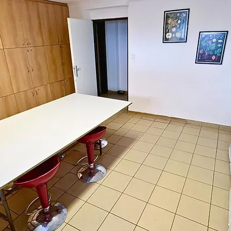 Low Cost Apartments And Hostel With Free Parking *
