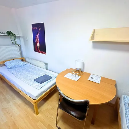 Low Cost Apartments And Hostel With Free Parking *